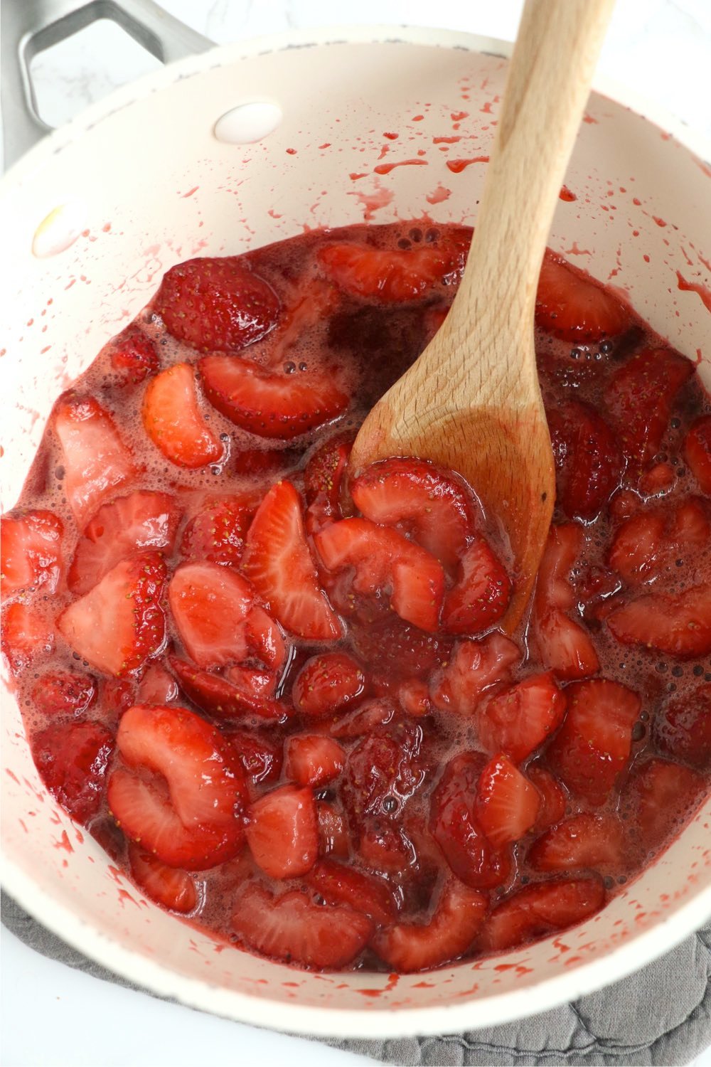 Making a strawberry sauce