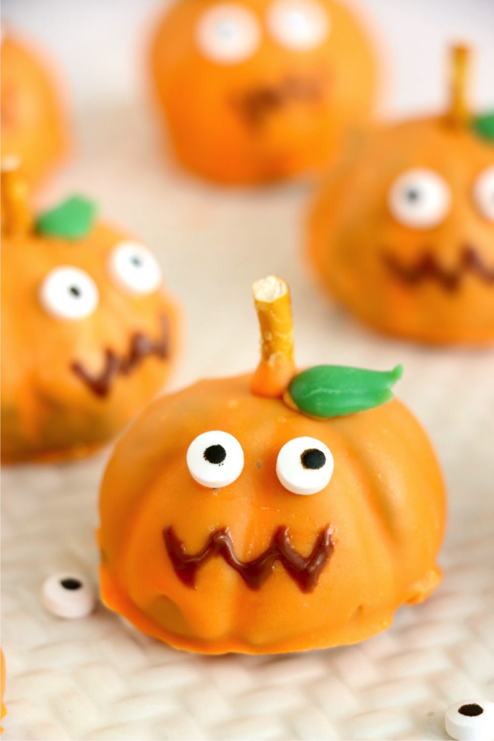 little pumpkin treats made out of Oreo cookies and candy melts